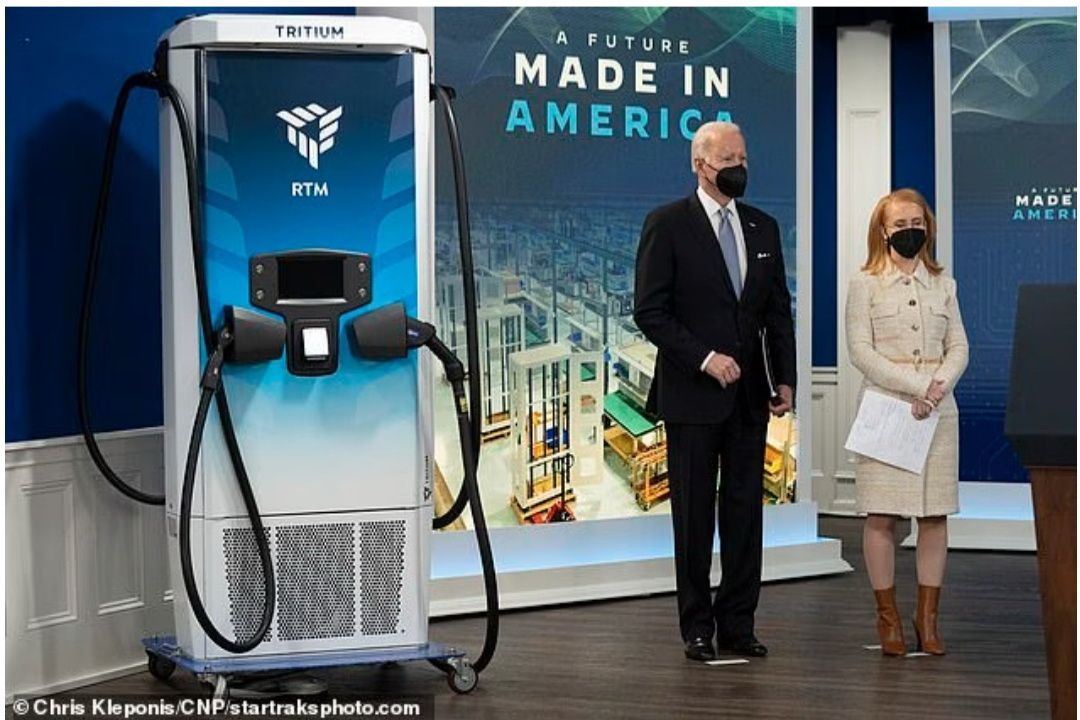 Presiden Biden telah menyisihkan $500 juta lagi untuk mendanai produksi mineral yang digunakan untuk membuat baterai untuk mobil listrik ke dalam RUU bantuan Ukraina yang disahkan oleh Kongres./ 