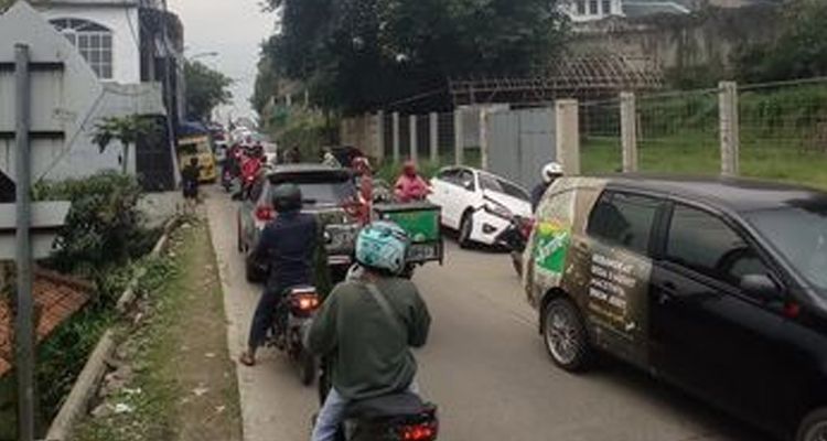 Mobil terperosok ke selokan di Jalan Sersan Bajuri, Kabupaten Bandung Barat pada Sabtu, 4 Juni 2022.