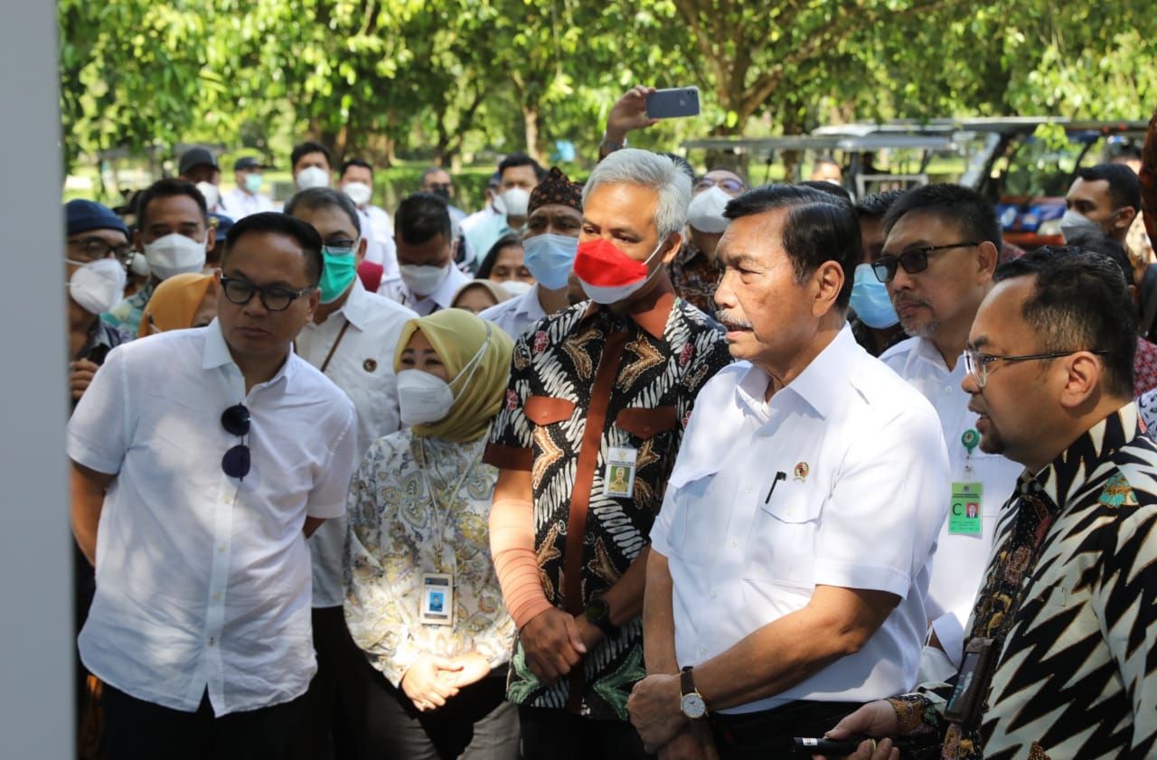 Menko Marinves Luhut Binsar Pandjaitan, didampingi Gubernur Ganjar Pranowo dalam acara peresmian kawasan Candi Borobudur sebagai destinasi ramah linggungan, Sabtu, 04 Juni 2022