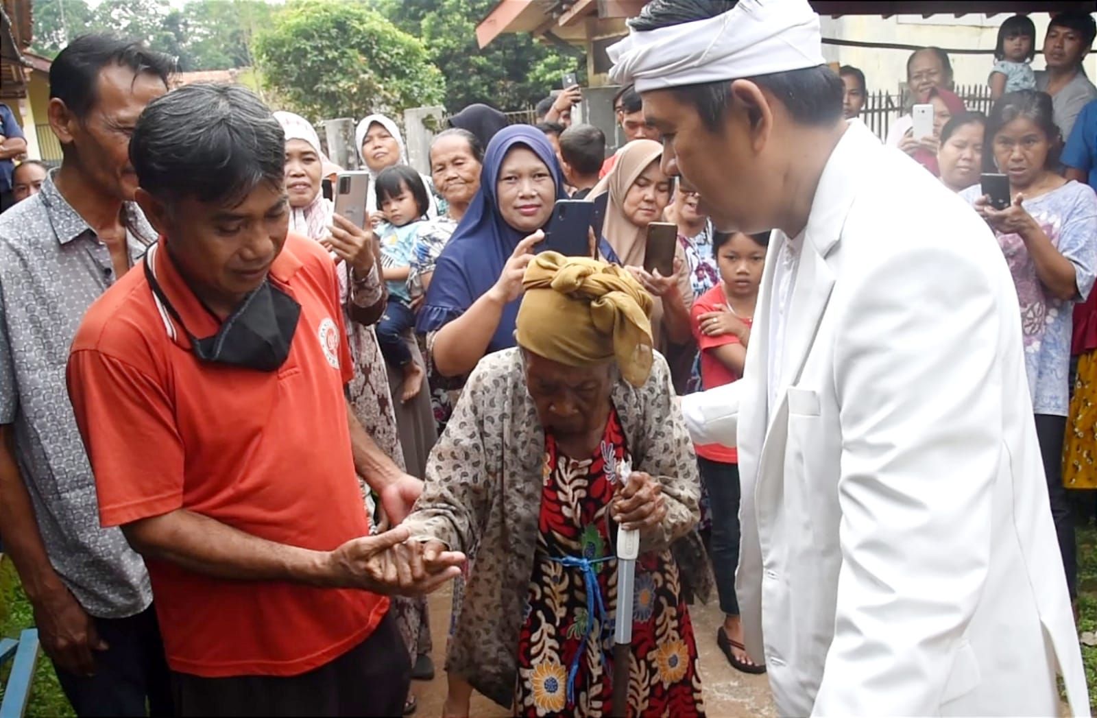Berusia 120 Tahun, Mak Altih Masih Kuat Cari Rongsok Keliling Kampung dan Ditemui Dedi Mulyadi./dok. IST