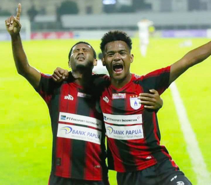 Duo pemain tim Mutiara Hitam, Persipura Jayapura pada kompetisi Liga1 2021-2022 yakni Fridolin Yoku bersama Ramai Rumakiek rayankan gol yang dicetak Yoku ke gawang PSS Sleman