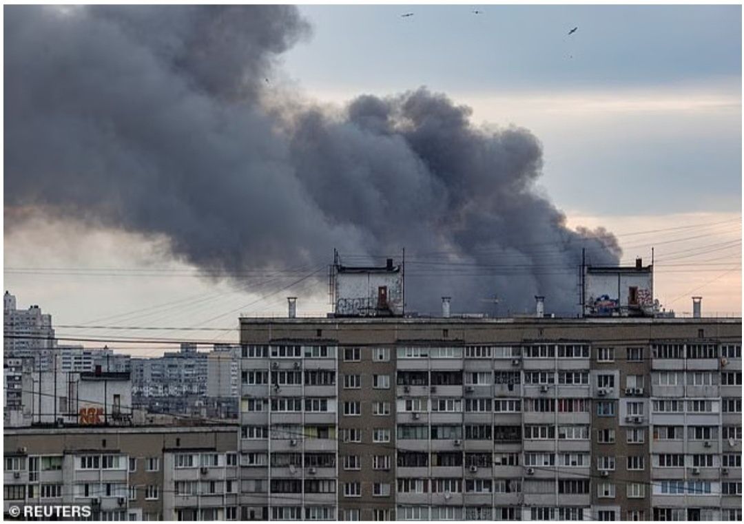 Rentetan rudal Rusia menghantam Kyiv pada Minggu pagi, serangan besar pertama yang menghantam ibu kota Ukraina dalam lebih dari sebulan. Asap mengepul setelah serangan rudal, saat serangan Rusia ke Ukraina berlanjut, di Kyiv, Ukraina 5 Juni 2022.  