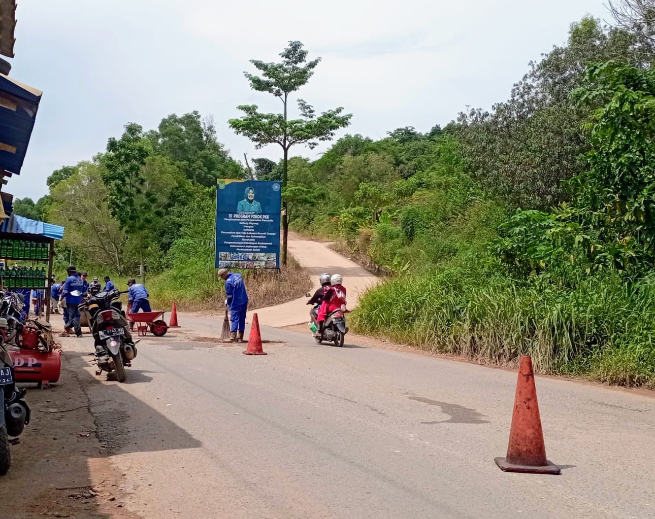 Jalan provinsi di kawasan Duriangkang yang tak kunjung diperbaiki gubernur, akhirnya BP Batam turun tangan. 