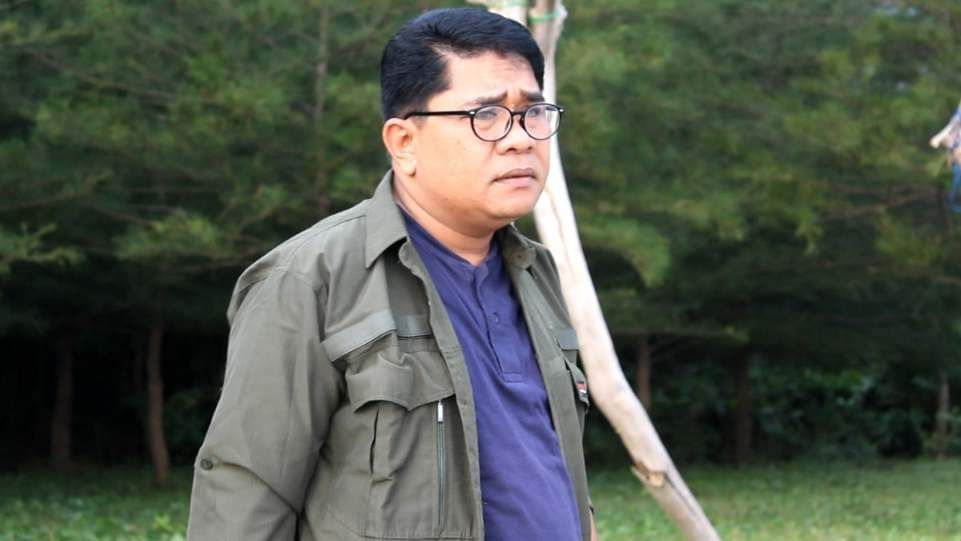 Hen Parcha, Penyanyi lagu Kau Masih Milikku. 