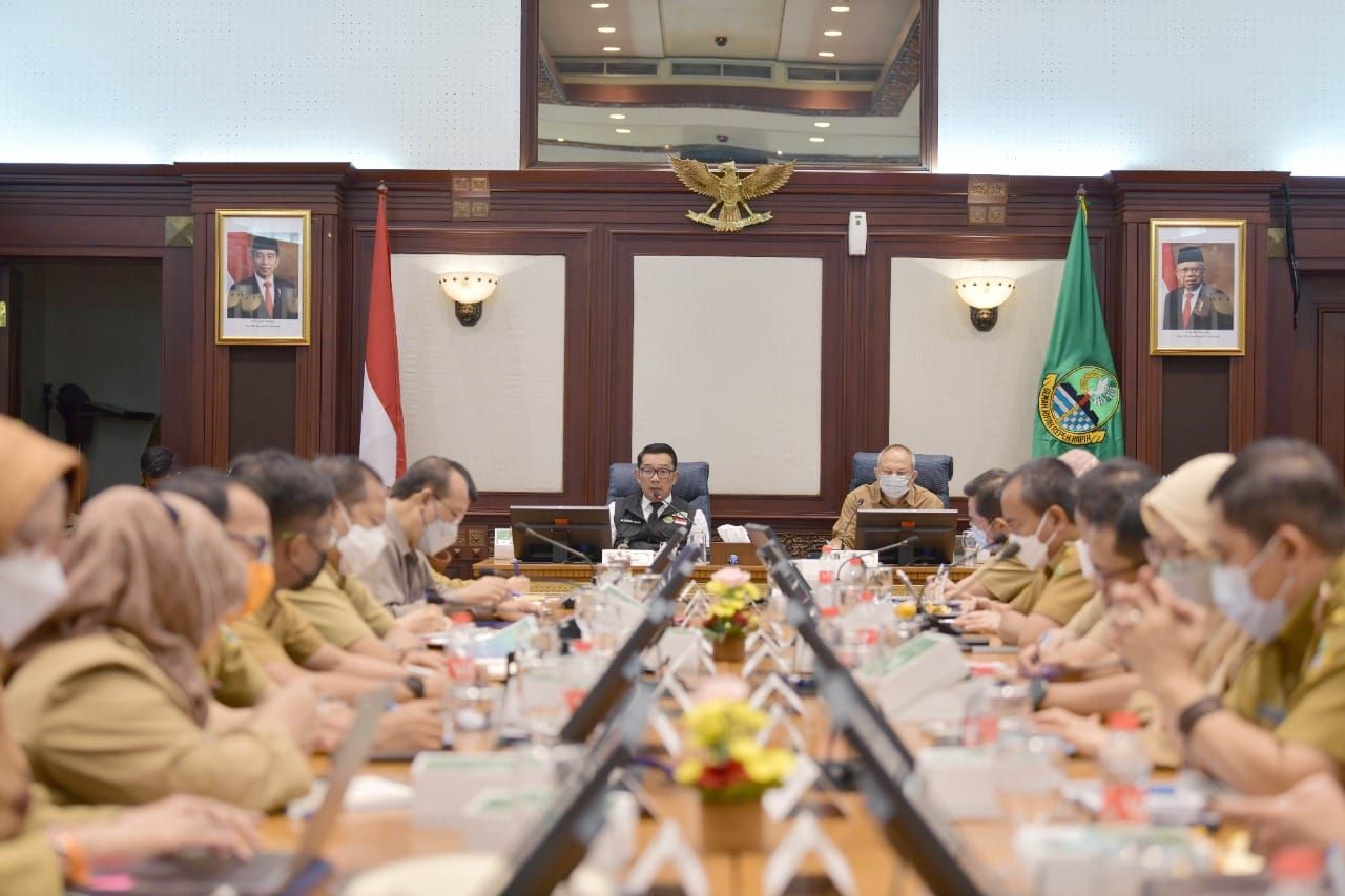 Gubernur Jabar Ridwan Kamil pimpin rapat di Gedung Sate.