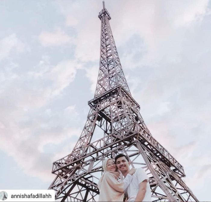 Selfie di depan miniatur Menara Eiffel di destinasi wisata Devoyage di Bogor. Orang bisa mengira seolah kamu benar-benar sedang traveling di depan Menara Eiffel di kota Paris, Prancis. Padahal di Bogor