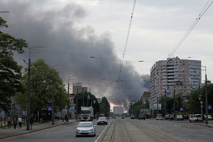 Asap mengepul setelah serangan rudal, saat serangan Rusia di Ukraina berlanjut, di Kyiv, Ukraina 5 Juni 2022.