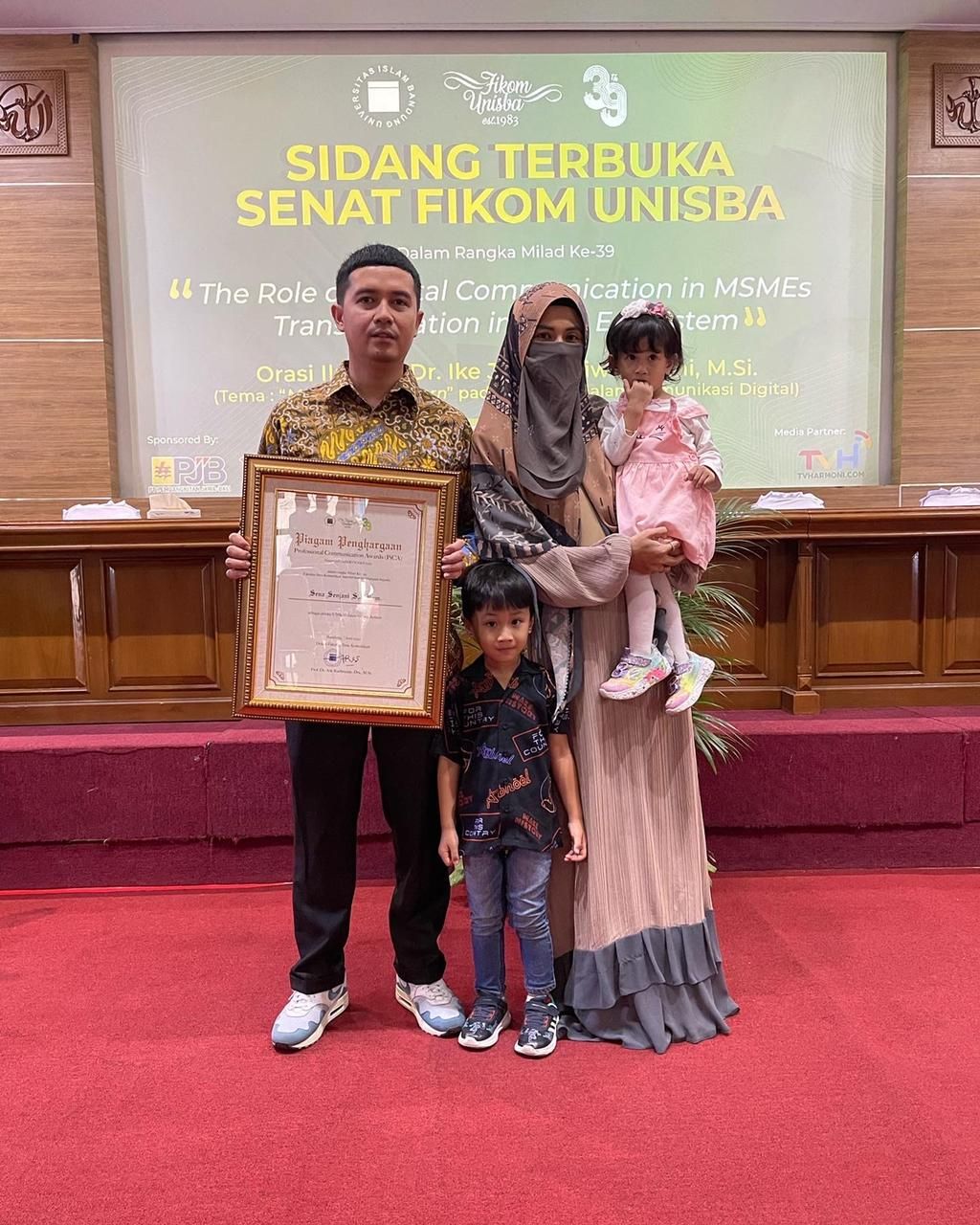 Owner brand cloting Asbhoel, Sena Senjani menerima penghargaan dari Universitas Islam Bandung