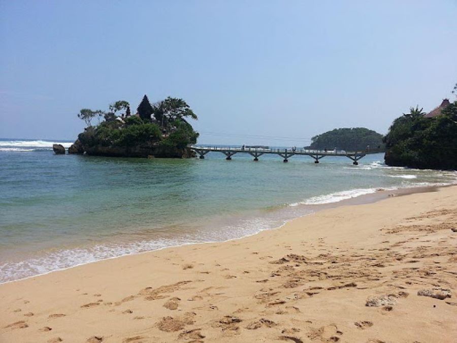 Pantai Balekambang yang indah ini belum banyak diketahui oleh para wisatawan.