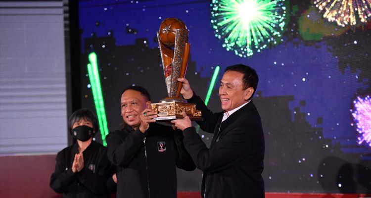 Ketua Umum PSSI Mochammad Iriawan dan Menpora Zainudin Amali mengangkat trofi Piala Presiden yang akan diperebutkan 18 tim liga 1 dalam ajang pramusim yang mulai digelar 11 Juni nanti.