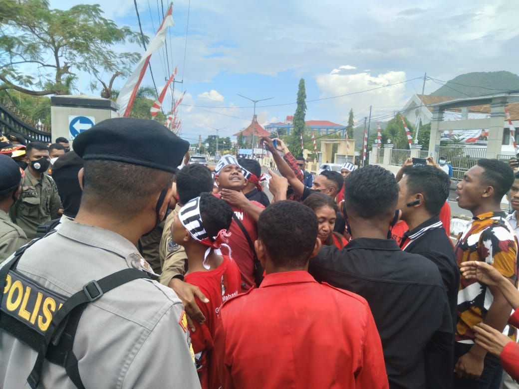 GMNI Cabang Ende Gelar aksi damai depan gerbang masuk kantor Bupati Ende 