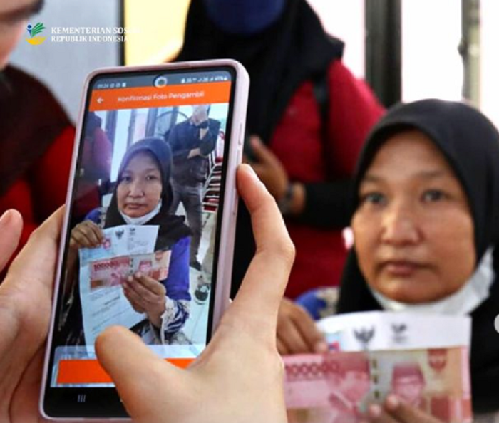 Ilustrasi - Cek bansos penerima bantuan PKH 2023 lewat HP login cekbansos.kemensos.go.id, cara daftar nama masuk ke DTKS Kemensos di mana.