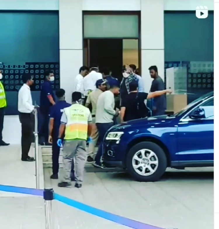Potret pengamanan Salman Khan saat berada di Bandara Mumbai usai dapat ancaman pembunuhan