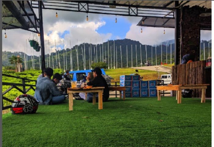 Salah satu tempat nongkrong binaan Badan Usaha Milik Desa (Bumdes) Tugu Selatan, Cisarua, yakni Cafe Landing Paralayang.