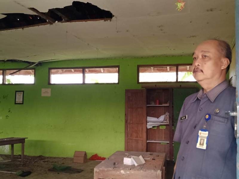 Kepala SDN 2 Penawangan, Budiyono menunjukkan ruang kelas yang atapnya berlubang sejak 3 tahun lalu.