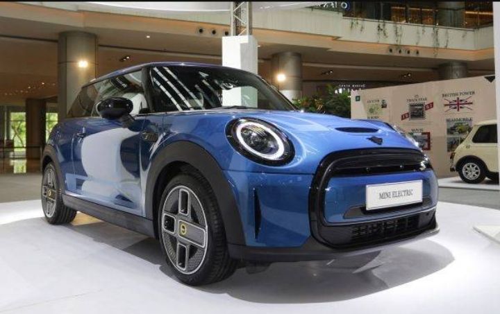 MINI mobil listrik meluncur di Jakarta.