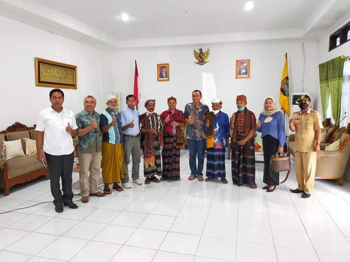 Komisi I DPRD Ende bersama perwakilan masyaralat dari sembilan desa persiapan saat bertemu Bupati Ende Djafar Achmad 