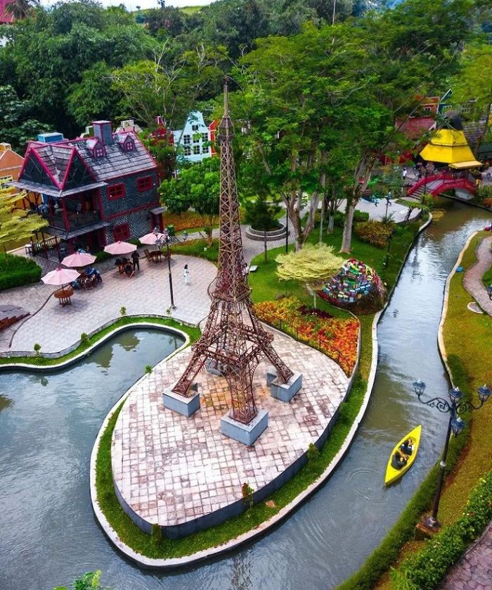 Miniatur Menara Eiffel di tempat wisata Devoyage di Bogor, juga ada kincir angin khas Amsterdam Belanda dan juga 'kembaran' Menara Pisa yang termasyur dari Italia