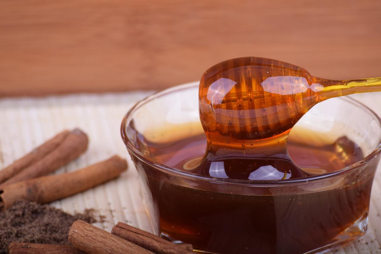 Madu dan kayu manis adalah beberapa bahan ramuan tradisional untuk membantu anda berhenti merokok.