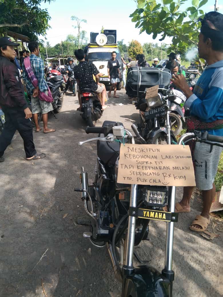 Sejumlah warga desa Bakan Janapria Lombok Tengah nampak mendatangi kantor desa setempat dalam aksi demo menuntut kinerja pemerintah desa.