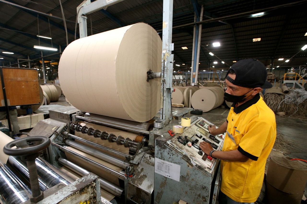   Pekerja menyelesaikan proses produksi produk konversi kertas di Pabrik PT Alkindo Naratama Tbk (ALDO), Kawasan Industri Cimareme-Padalarang, Kabupaten Bandung Barat, Kamis, 9 Juni 2022./Darma Legi/Galamedia