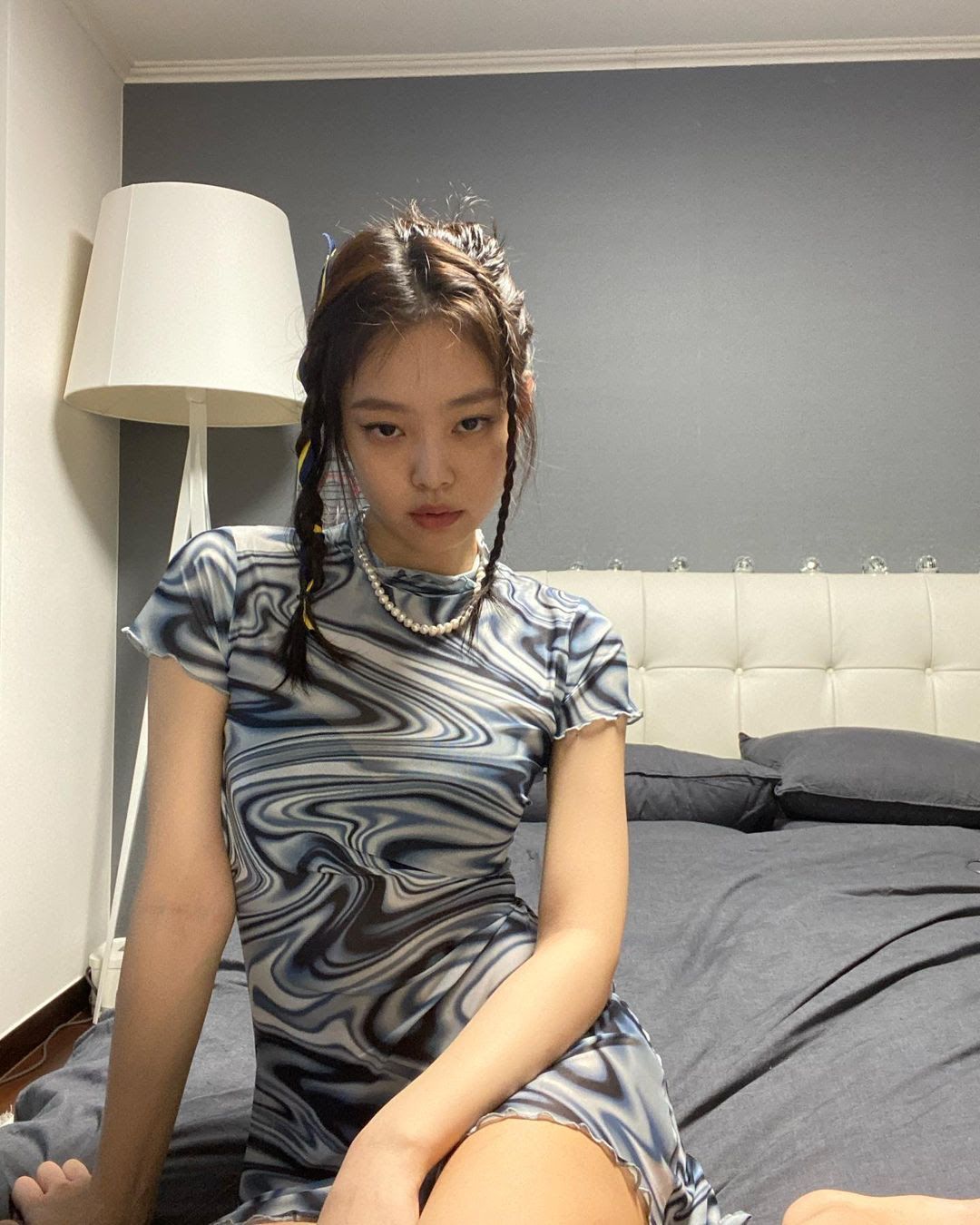 Jennie bersama ranjang mahalnya
