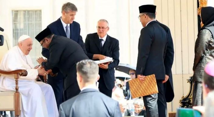 Potret Menteri Agama Yaqut Cholil Qoumas saat bertemu Paus Fransiskus di Vatikan.