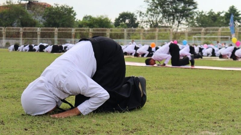 Para guru di Brebes sujud syukur usai terima SK PPPK tahap 2.