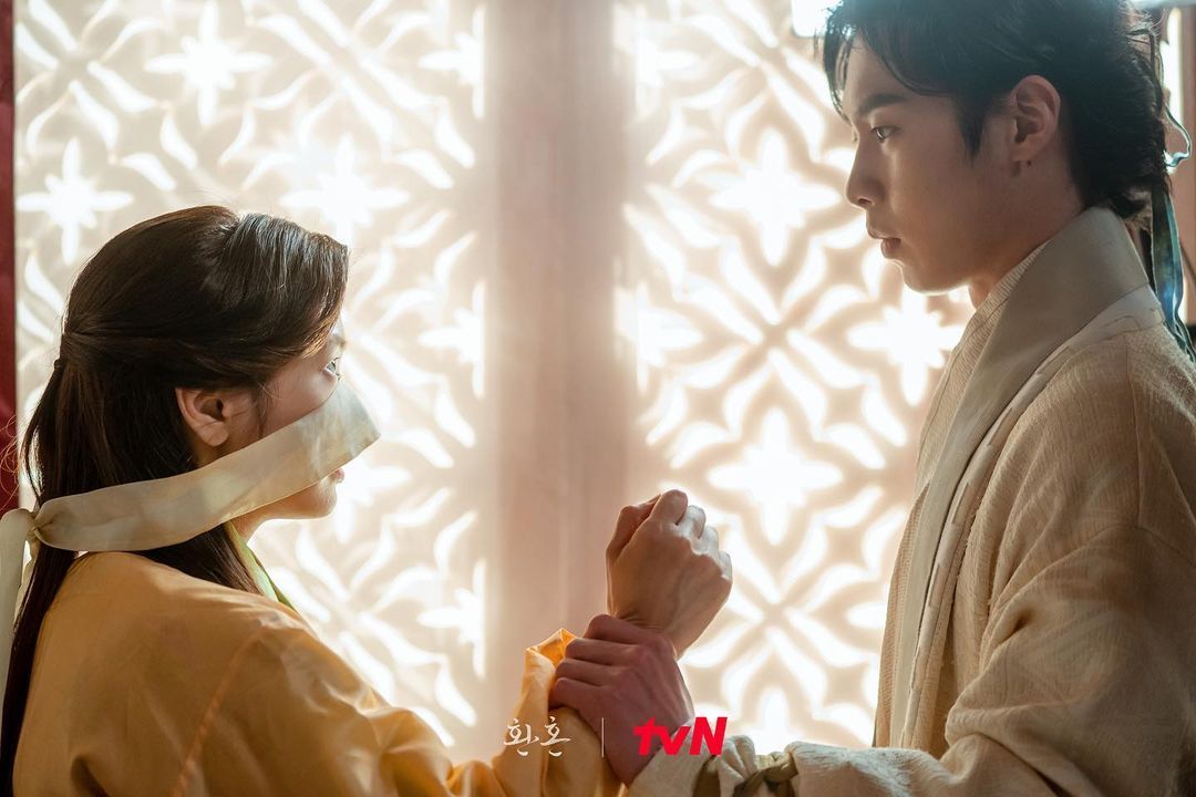 Preview drama Korea Alchemy of Souls: penutup mata Mu Deok Yi terlepas dan posisi tangan Jang Wook memegang pergelangan tangan Mu Deok Yi