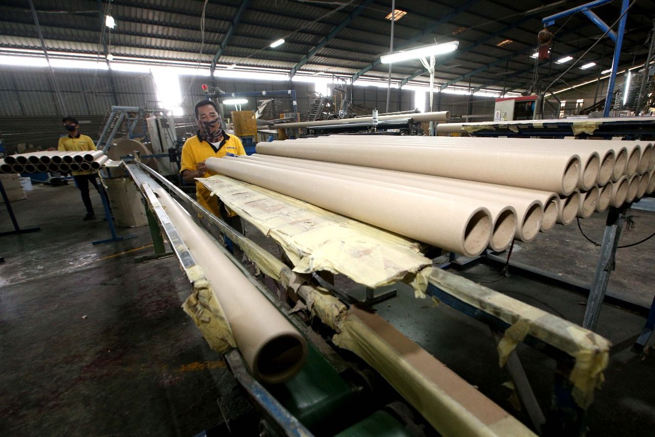 Pekerja menyelesaikan proses produksi produk konversi kertas di Pabrik PT Alkindo Naratama Tbk (ALDO), Kawasan Industri Cimareme-Padalarang, Kabupaten Bandung Barat, Kamis, 9 Juni 2022./Darma Legi/Galamedia