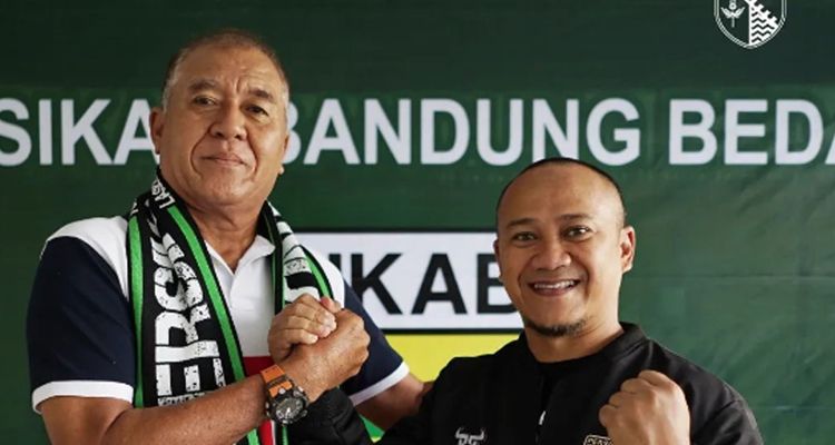 Rudy Weelliam Keeltjes saat diperkenalkan sebagai direktur teknik Persikab Bandung.