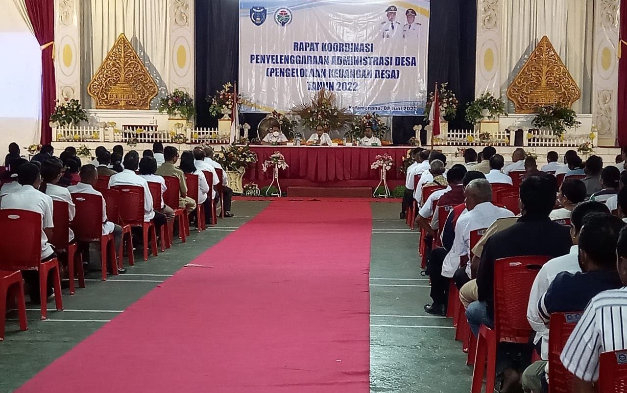 Bupati Timor Tengah Utara, Juandi David, didampingi Asisten I dan Plt. Kepala Dinas PMD, saat memimpin Rapat Koordinasi Penyelenggaraan Administrasi Desa di Aula Balai Biinmaffo, Rabu 8 Juni 2022. 