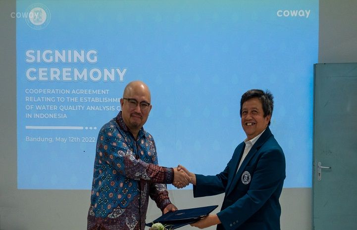 Presiden Direktur Coway Indonesia, Hong Inwha dan Dekan FTSL ITB, Ir. Edwan Kardena, Ph.D, berjabat tangan usai penandatanganan kerjasama