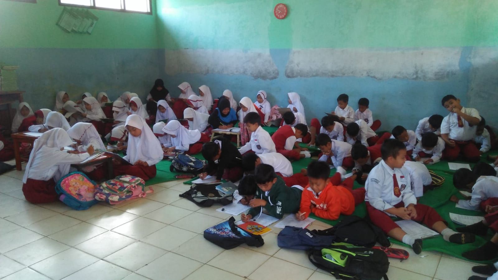Pelajar kelas 3, SDN Cikeramat, Kabupaten Sukabumi terpaksa belajar melantai
