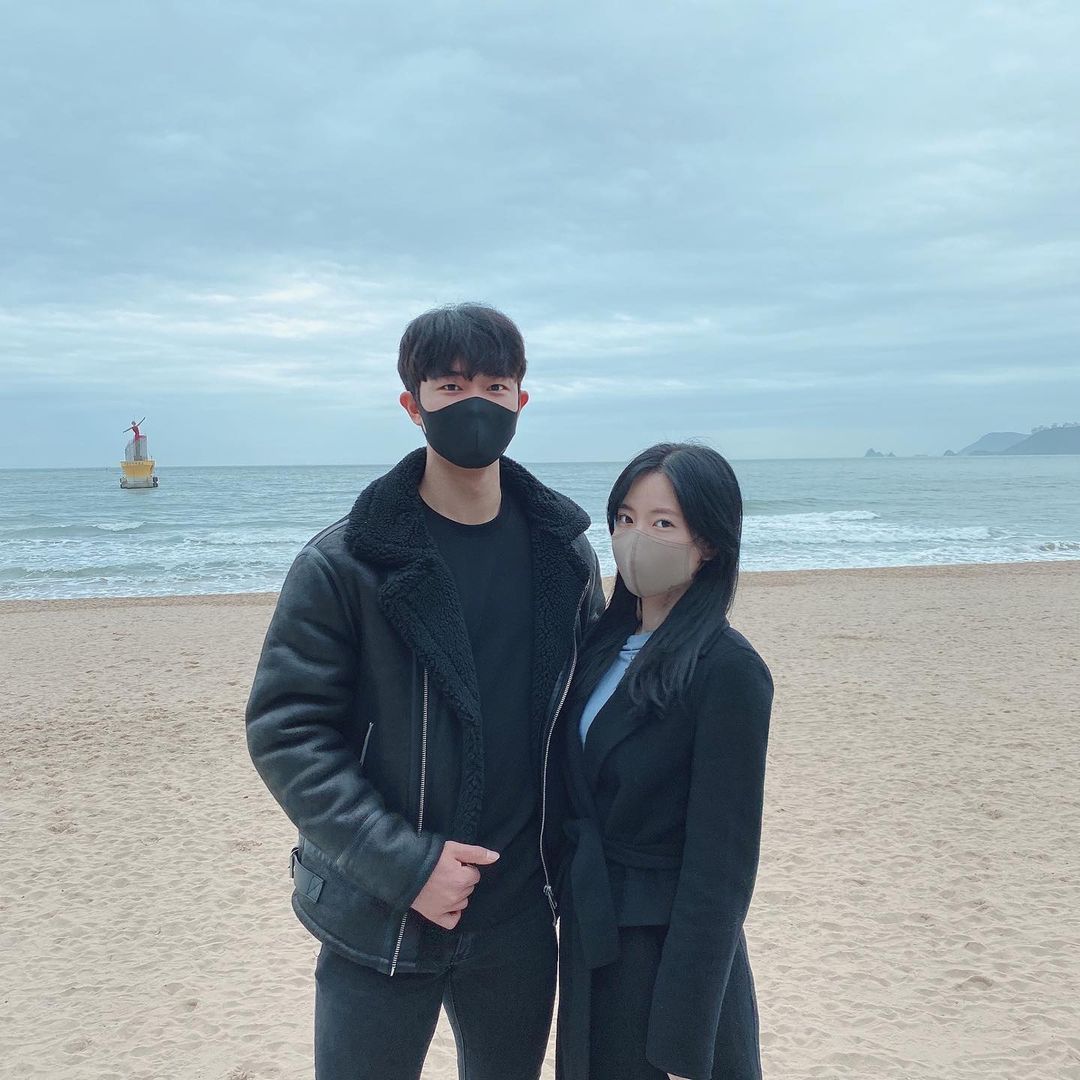 Potret Lee Eun Jin dan Kang Min Hyuk saat mengunjungi pantai bersama.