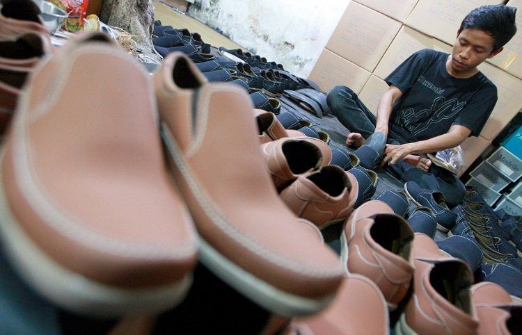 Pekerja pembuat sepatu di Cibaduyut.