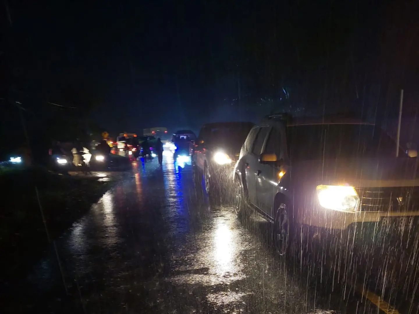 Kenderaan Terperangkap di Kemacetan Akibat Banjir dan Longsor di Kecamatan Badiri, Kabupaten Tapanuli Tengah.