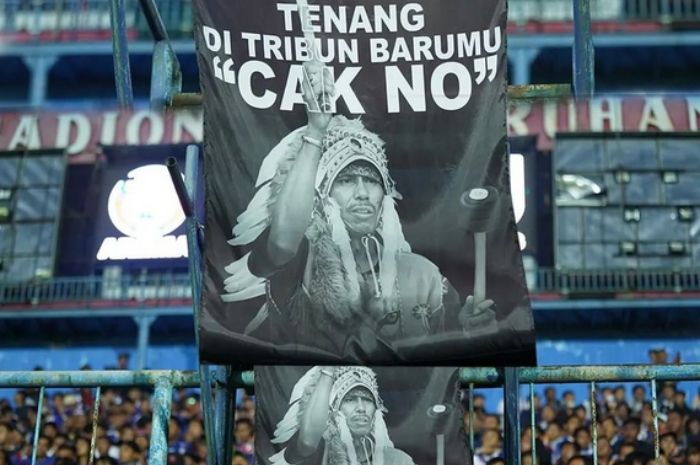 Aremania siap melakukan aksi koreo pengibaran bendera merah putih sebagai simbol menjaga semangat nasionalisme saat Arema FC menghadapi PSM Makassar