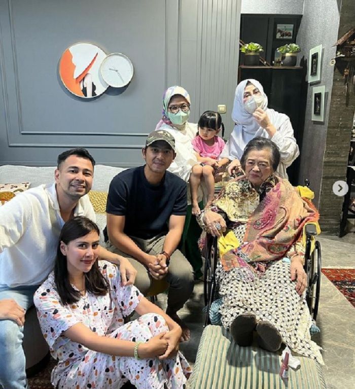 Dalam unggahan Instagram Raffi Ahmad, @raffinagita1717, pada Jumat, 10 Juni 2022, Arya Saloka berfoto bersama keluarga Raffi Ahmad.