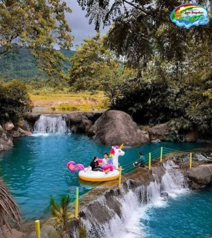 Segarnya bermain-main sungai jernih di tempat wisata Leuwi Pangaduan  di Bogor