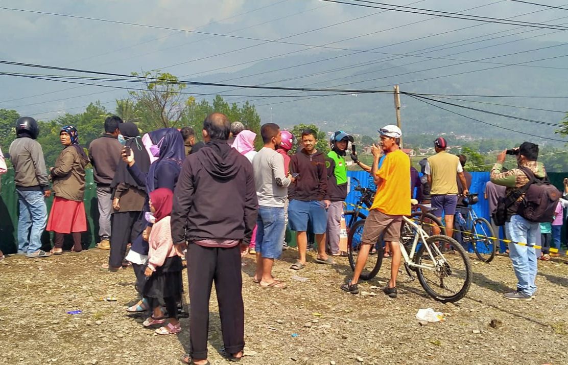 Sejumlah warga memenuhi area luar lokasi yang akan dijadikan tempat pemakaman Emmeril Kahn Mumtadz di Jalan Raya Banjaran-Pangalengan, Desa/Kecamatan Cimaung, Kabupaten Bandung, Minggu 12 Juni 2022. 