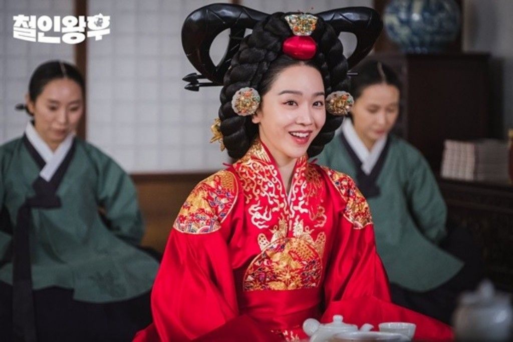 Shin Hye Sun, ratu Kim So Yong drama Mr. Queen. 