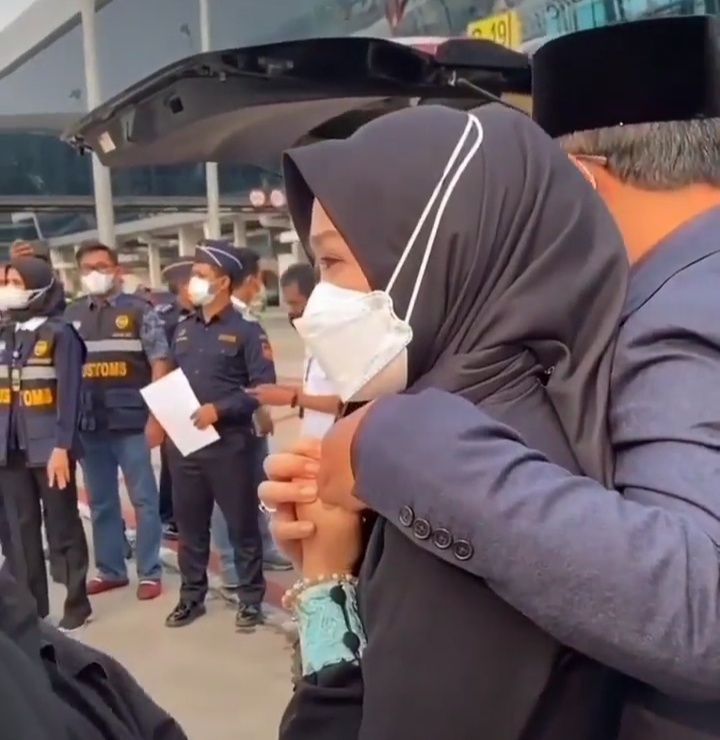 Ibunda terkasih dan ayah dari Eril yakni Ridwan Kamil, Gubernur Jawa Barat bersama istrinya menyaksikan penurunan jenazah Eril dari Pesawat, Minggu 12 Juni 2022
