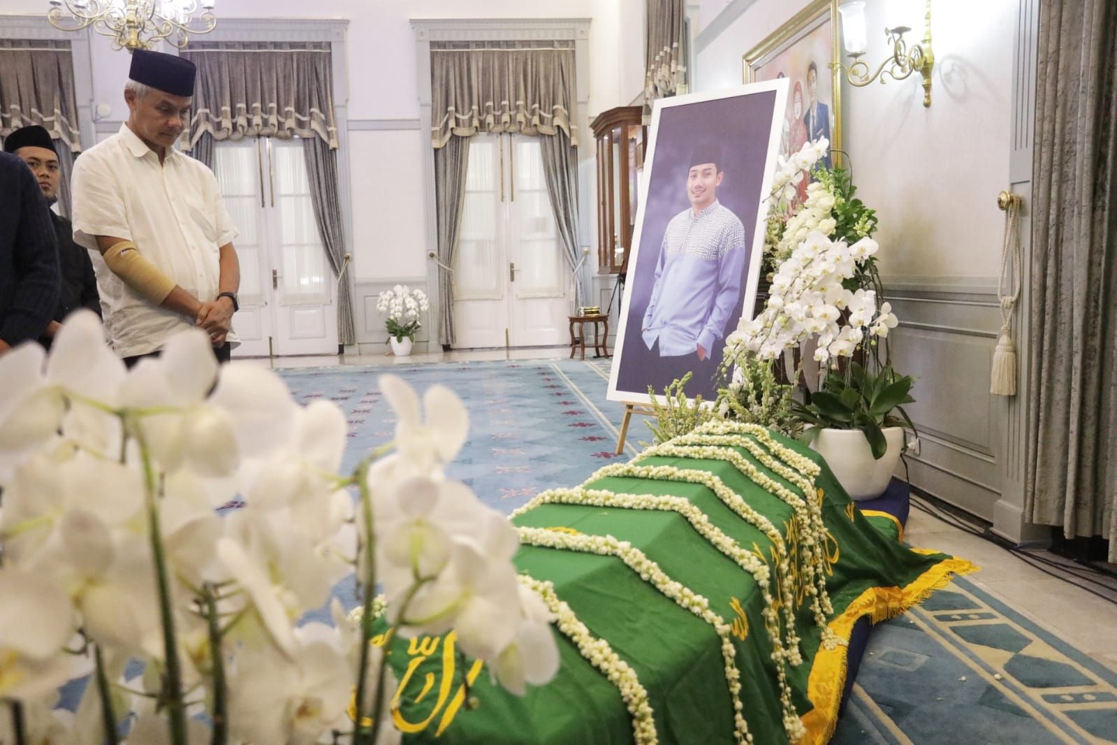Gubernur Jawa Tengah, Ganjar Pranowo bertandang ke Bandung, Jawa Barat, Minggu (12/6/2022) malam.