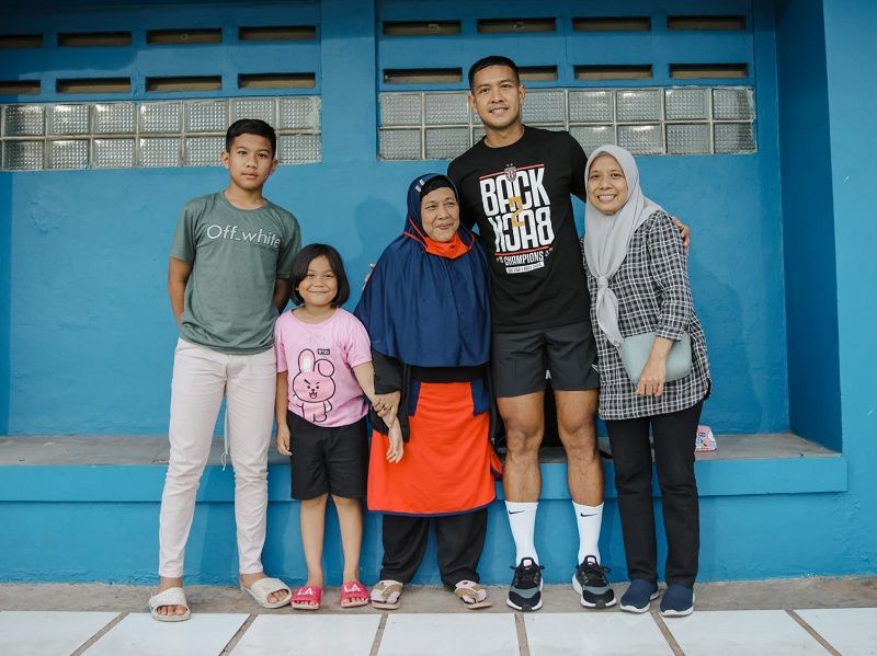 Pemain Bali United Jajang Mulyana Dikunjungi Keluarga Besarnya dari Sumedang
