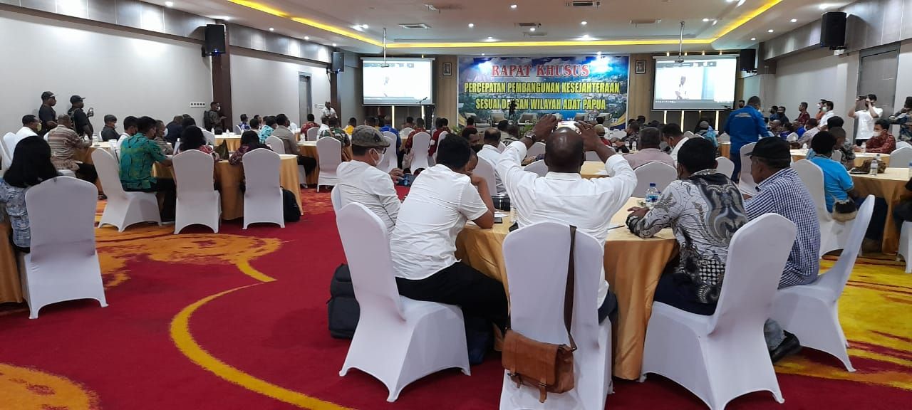 Rapat yang dipimpin oleh Bupati Jayapura yang juga selaku Ketua Forum Kepala Daerah se-Tanah Tabi, Mathius Awoitauw. Tampak suasana kegiatan.