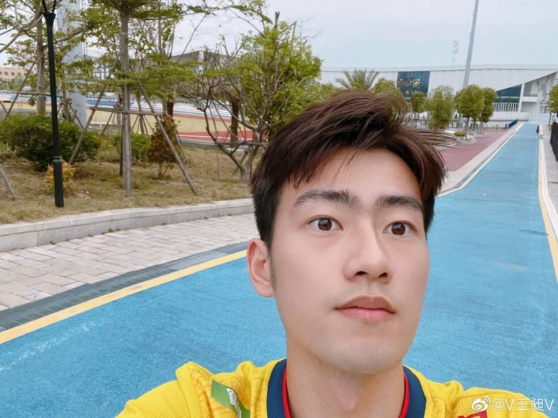 5 Potret Tampan Wang Chang di Luar Lapangan, Atlet Badminton Ganda Putra China Pasangan Liang Wei Keng