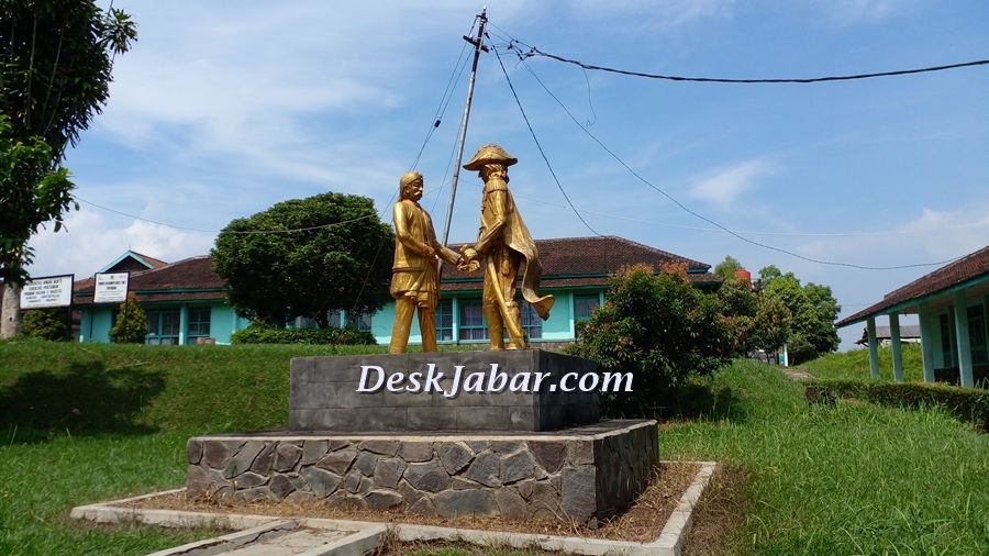 patung Pangeran Sumedan dan Daendel yang pertama bekas Cadas Pangeran di halaman kampus Unwim, Tanjungsari, Sumedang.