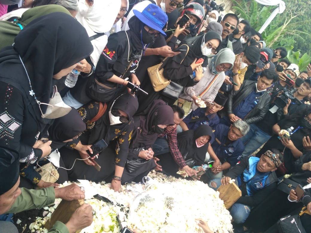 Warga di lokasi pemakaman Eril anak Ridwan Kamil di Cimaung, Kabupaten Bandung, Jawa Barat.