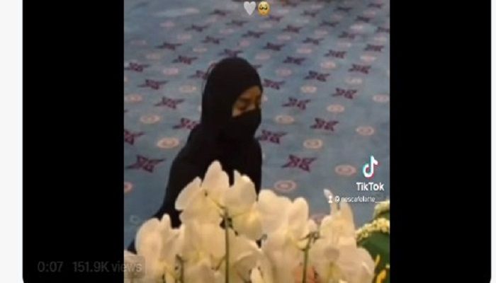 Nabila Ishma, pacar Eril menangis di depan jenazah